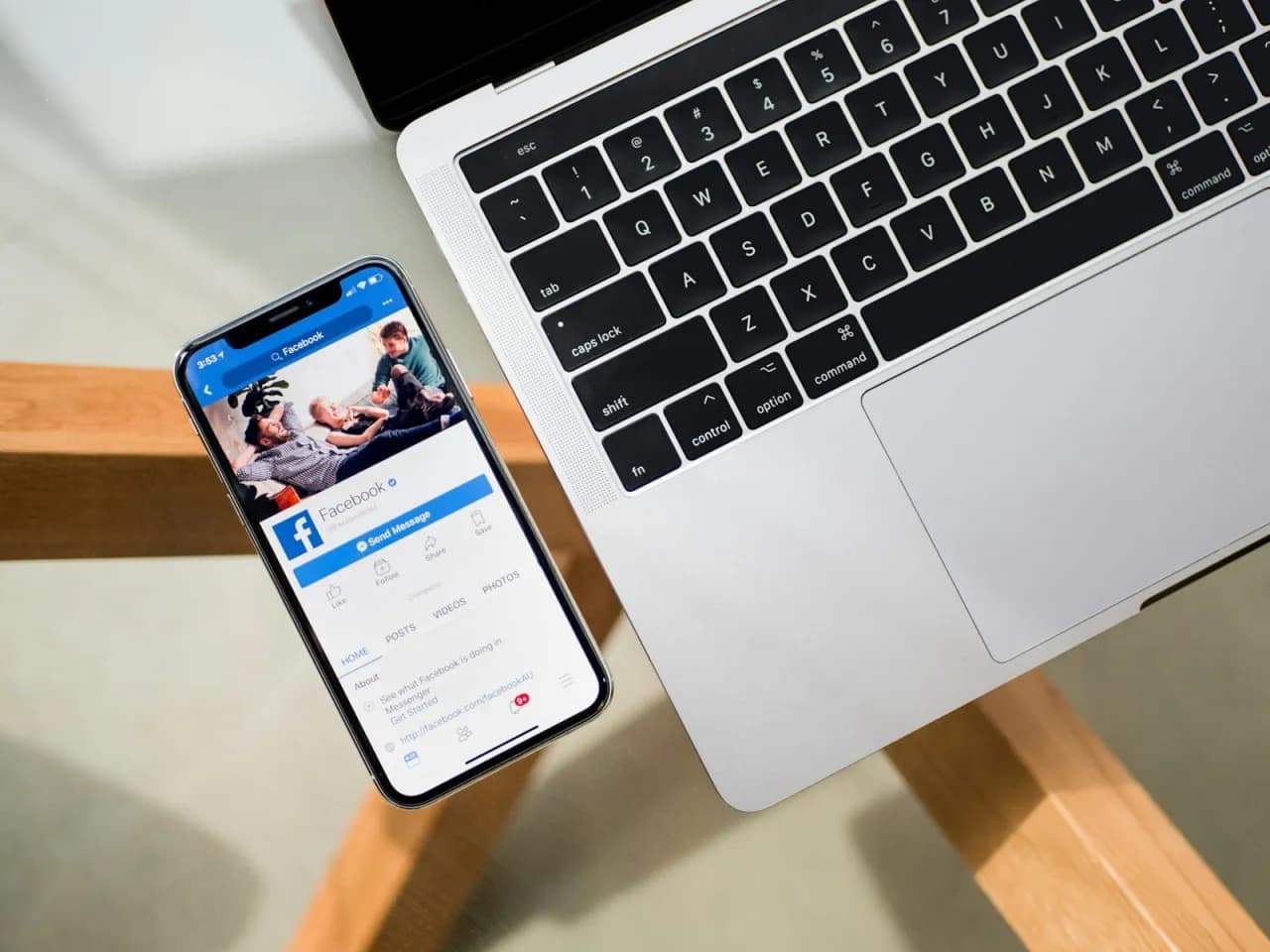 Czy kolejność znajomych na Facebooku jest przypadkowa czy nie?
