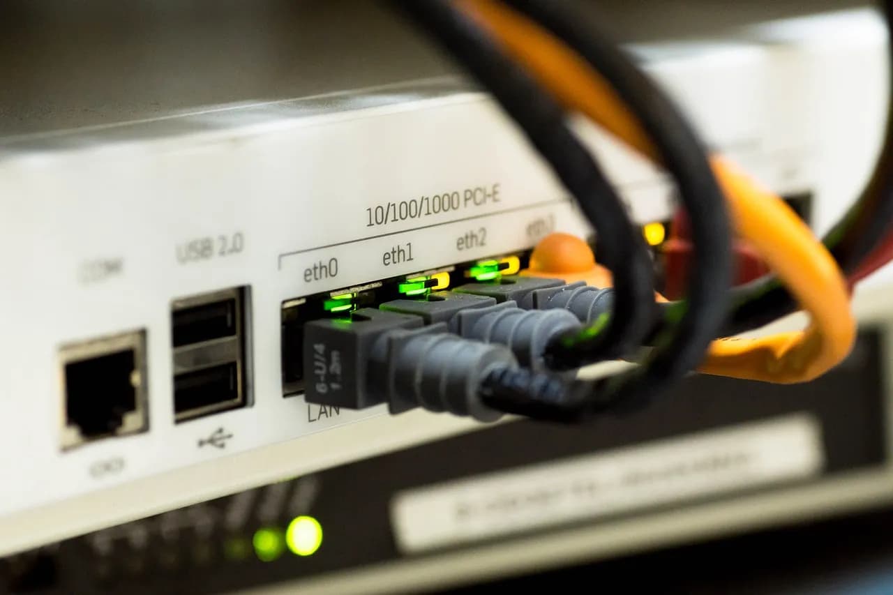 Jak podłączyć kabel ethernet do komputera - proste kroki i porady