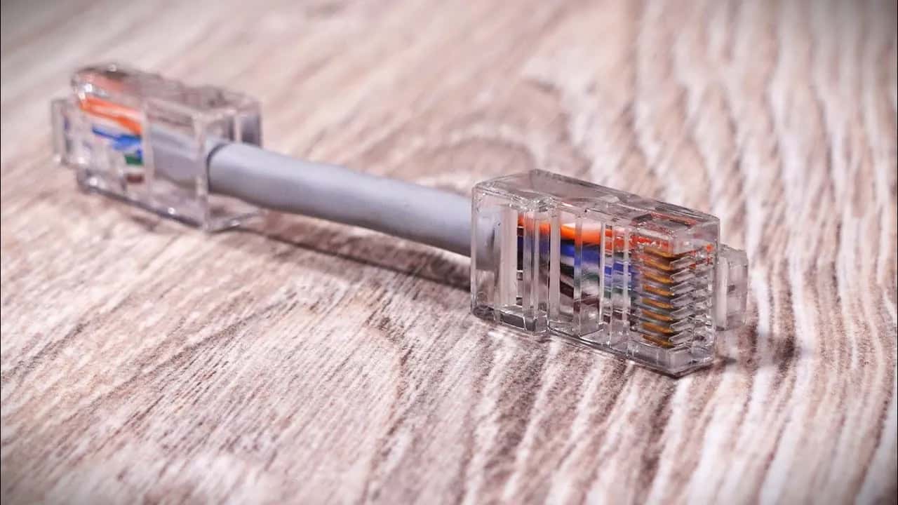 Jak zacisnąć kabel internetowy: proste kroki, by uniknąć błędów