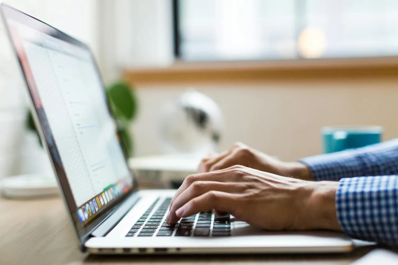 Domena czy darmowy serwis? Jak mądrze założyć e-mail firmowy